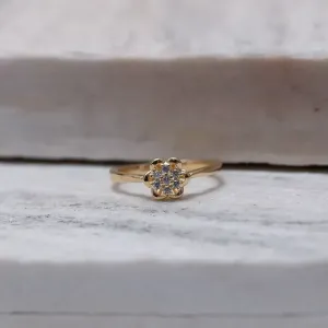 ANEL FLOR DELICADA CRAVEJADO BANHO OURO 18K