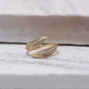 ANEL FOLHA COM ZIRCÔNIAS CRISTAIS REGULÁVEL BANHO OURO 18K