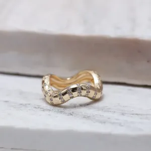 ANEL ORGÂNICO ONDULADO COM ZIRCÔNIAS BANHO OURO 18K