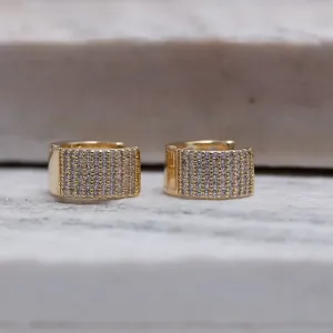 BRINCO ARGOLA M LARGA CRAVEJADA COM ZIRCÔNIAS BANHO OURO 18K