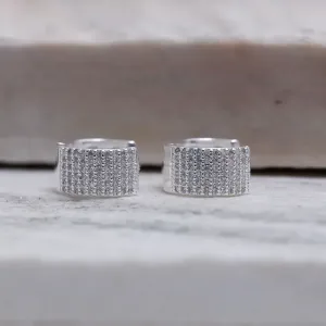 BRINCO ARGOLA M LARGA CRAVEJADA COM ZIRCÔNIAS BANHO PRATA