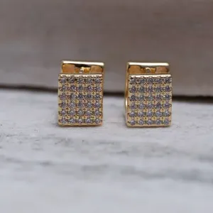 BRINCO ARGOLA QUADRADA CRAVEJADA BANHO OURO 18K