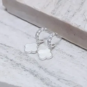 BRINCO ARGOLA ZIRCÔNIA COM TREVO MARFIM BANHO PRATA