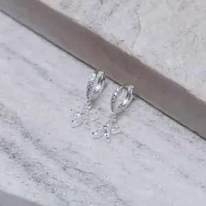 BRINCO ARGOLINHA COM FLOR CRISTAL BANHO PRATA