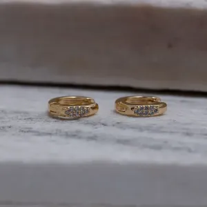 BRINCO ARGOLINHA PP ACHATADO COM ZIRCÔNIAS BANHO OURO 18K