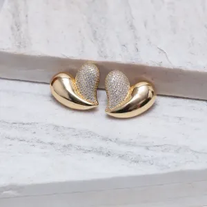 BRINCO CORAÇÃO ABAULADO CRAVEJADO E LISO BANHO OURO 18K