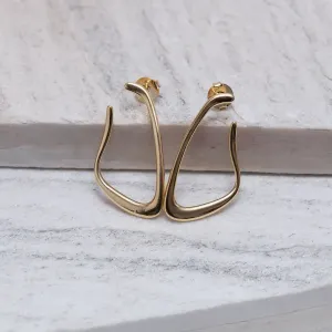 BRINCO ORGÂNICO FINO ABERTO BANHO OURO 18K