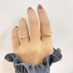 ANEL NÓ COM ZIRCÔNIAS CRISTAIS BANHO OURO 18K