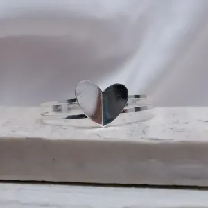 BRACELETE CORAÇÃO LISO BANHO PRATA