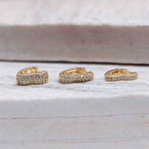 BRINCO ARGOLA CORAÇÃO 1 FILEIRA CRAVEJADO BANHO OURO 18K