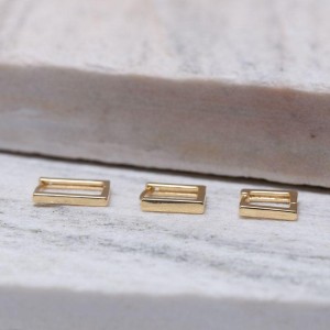 BRINCO ARGOLA G QUADRADA FINA BANHO OURO 18K