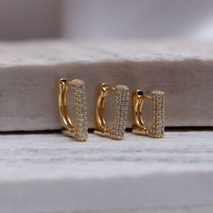 BRINCO ARGOLA M QUADRADA CRAVEJADA BANHO OURO 18K