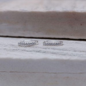 BRINCO ARGOLA OVAL FINA CRAVEJADA BANHO PRATA
