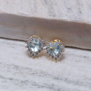BRINCO CORAÇÃO G COM PEDRA AZUL CLARO BANHO OURO 18K