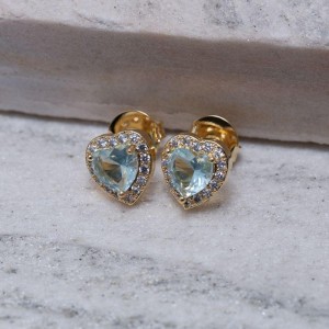 BRINCO CORAÇÃO P COM PEDRA AZUL CLARO BANHO OURO 18K