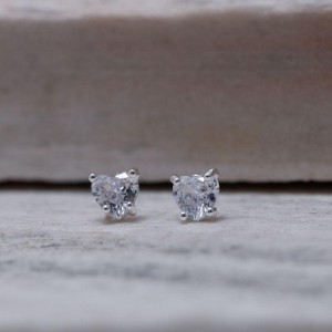 BRINCO CORAÇÃO PP COM PEDRA CRISTAL BANHO PRATA