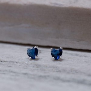 BRINCO CORAÇÃO PP COM PEDRA AZUL MARINHO BANHO PRATA