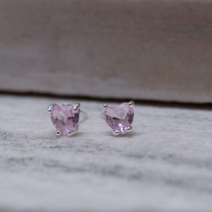 BRINCO CORAÇÃO PP COM PEDRA ROSA CLARO BANHO PRATA