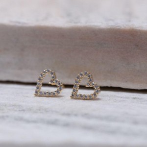 BRINCO CORAÇÃO VAZADO CRAVEJADO BANHO OURO 18K