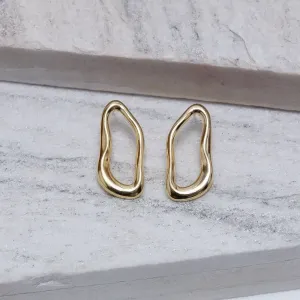 BRINCO ORGÂNICO VAZADO BANHO OURO 18K
