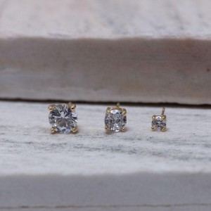 BRINCO PONTO DE LUZ G QUATRO GARRAS BANHO OURO 18K