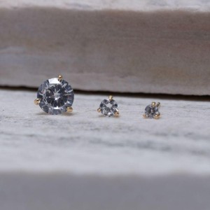 BRINCO PONTO DE LUZ P TRÊS GARRAS BANHO OURO 18K