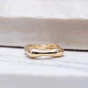 ANEL ORGÂNICO QUADRADO IRREGULAR BANHO OURO 18K