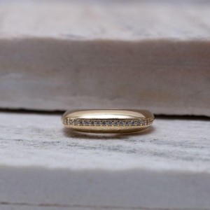 ANEL QUADRADO ABAULADO COM ZIRCÔNIAS BANHO OURO 18K