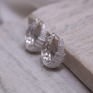 BRINCO ARGOLA COM ZIRCÔNIAS GRISTAIS GRANDE BANHO PRATA