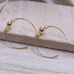 BRINCO ARGOLA GRANDE COM PÉROLA E BOLA DOURADA BANHO OURO 18K