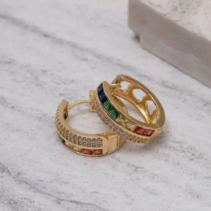 BRINCO ARGOLA GRANDE COM ZIRCÔNIAS COLORIDAS BANHO OURO 18K