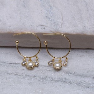 BRINCO ARGOLA P COM PÉROLA CRISTAIS BANHO OURO 18K