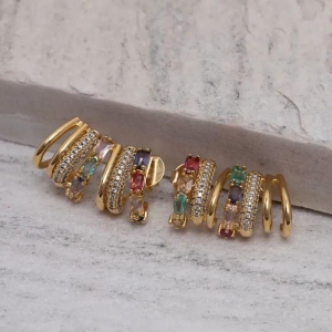 BRINCO EAR CUFF COM PEDRAS COLORIDAS BANHO OURO 18K