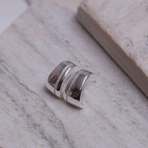 BRINCO LISO COM FIO DE ZIRCÔNIAS CRISTAIS BANHO PRATA