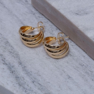 BRINCO LISO TORCIDO BANHO OURO 18K