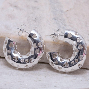 BRINCO ARGOLA VAZADA CORAÇÕES G BANHO PRATA