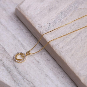 COLAR CORAÇÃO CRAVEJADO VAZADO BANHO OURO 18K