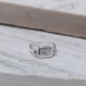 ANEL QUADRADO COM PEDRA CRISTAL BANHO PRATA