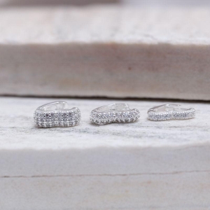 BRINCO ARGOLA CORAÇÃO 1 FILEIRA CRAVEJADO BANHO PRATA