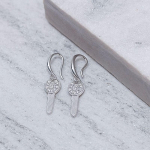 BRINCO ARGOLA PINGENTE CHAVE CRAVEJADA BANHO PRATA