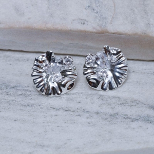 BRINCO FLOR DE CALLAS CRISTAL BANHO PRATA