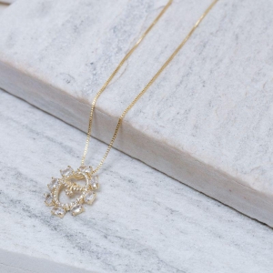 COLAR ESPÍRITO SANTO COM PEDRAS CRISTAIS BANHO OURO 18K