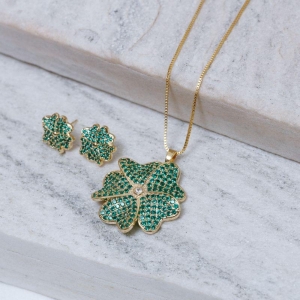 CONJUNTO FLOR DE AZALÉIA ESMERALDA BANHO OURO 18K