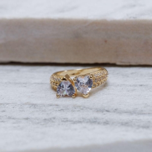 ANEL CORAÇÃO DUPLO PEDRA CRISTAL BANHO OURO 18K