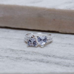 ANEL CORAÇÃO DUPLO PEDRA CRISTAL BANHO PRATA