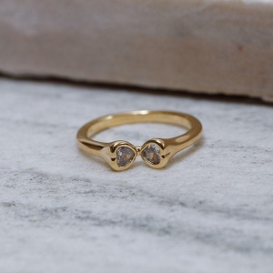 ANEL CORAÇÕES DUPLOS PEDRA CRISTAL BANHO OURO 18K