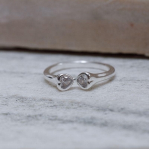 ANEL CORAÇÕES DUPLOS PEDRA CRISTAL BANHO PRATA