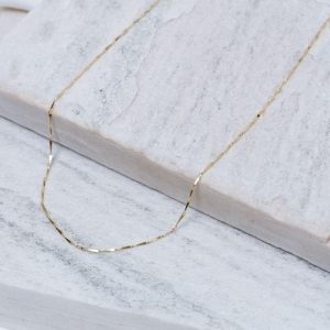 CHOKER FINA TORCIDA BANHO OURO 18K
