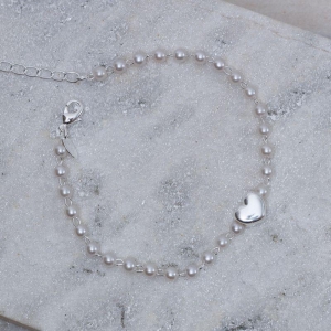 PULSEIRA PÉROLA COM CORAÇÃO LISO BANHO PRATA