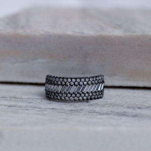 ANEL COM ZIRCÔNIAS NAVETE BANHO RÓDIO NEGRO